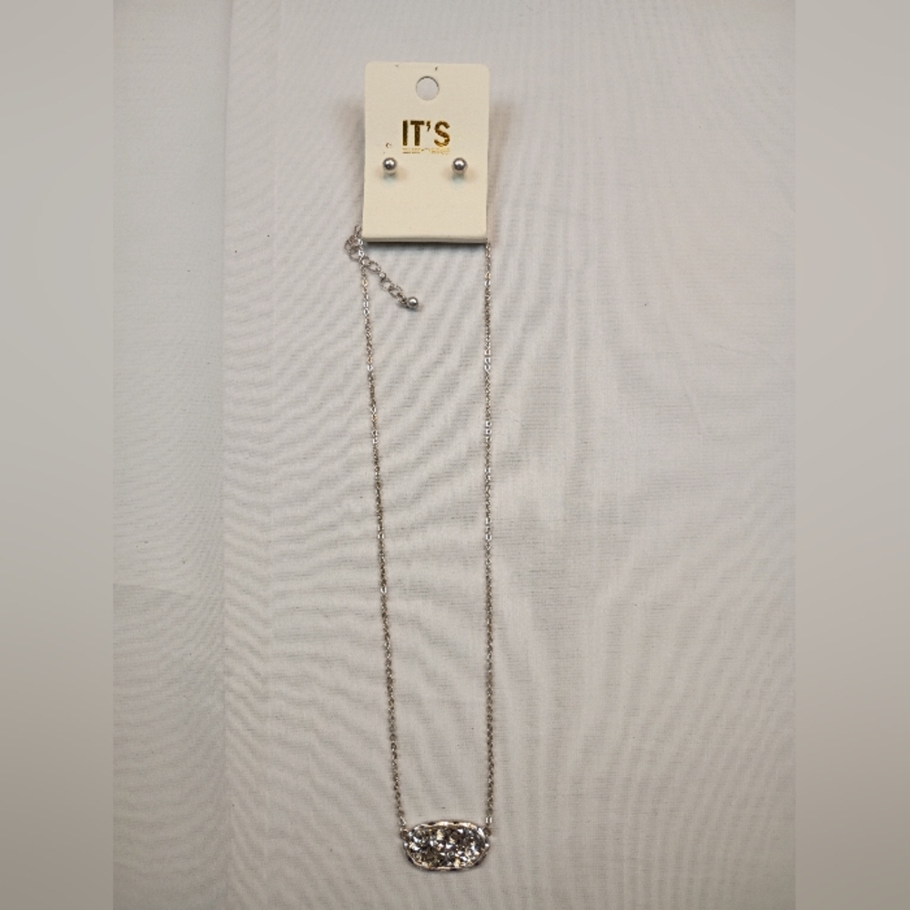 #570 Silver druzy Pendant Necklace with pearl like studs